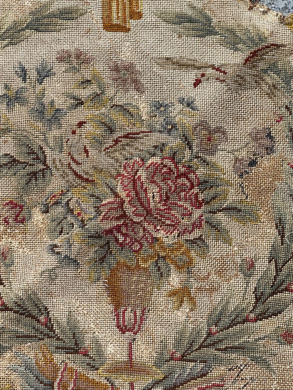 Exquise tapisserie à l'aiguille française de la fin du 19e siècle, provenant à l'origine d'une housse de chaise, mais pouvant également être utilisée pour des coussins ou des cadres. Ornée d'un captivant motif floral de l'époque Napoléon III, cette