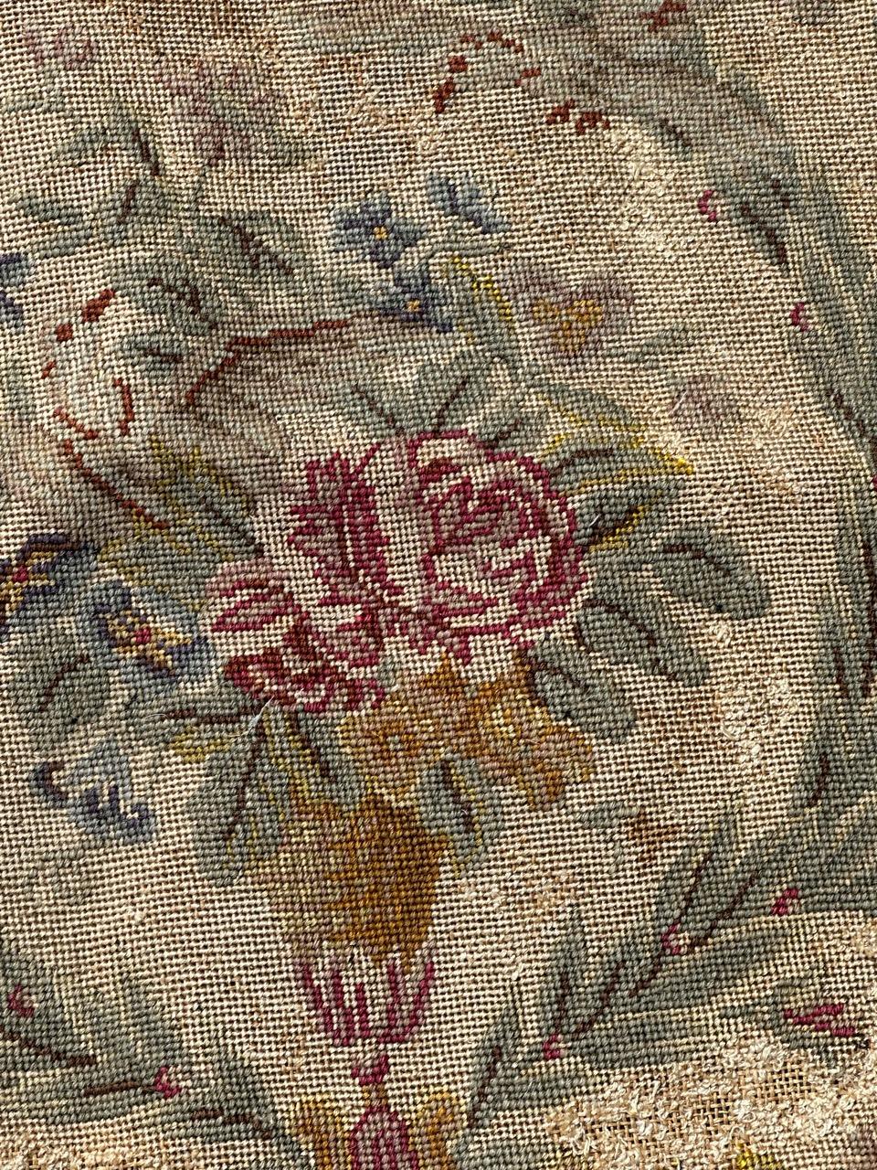 Exquise tapisserie à l'aiguille française de la fin du 19e siècle, provenant à l'origine d'une housse de chaise, mais pouvant également être utilisée pour des coussins ou des cadres. Ornée d'un captivant motif floral de l'époque Napoléon III, cette