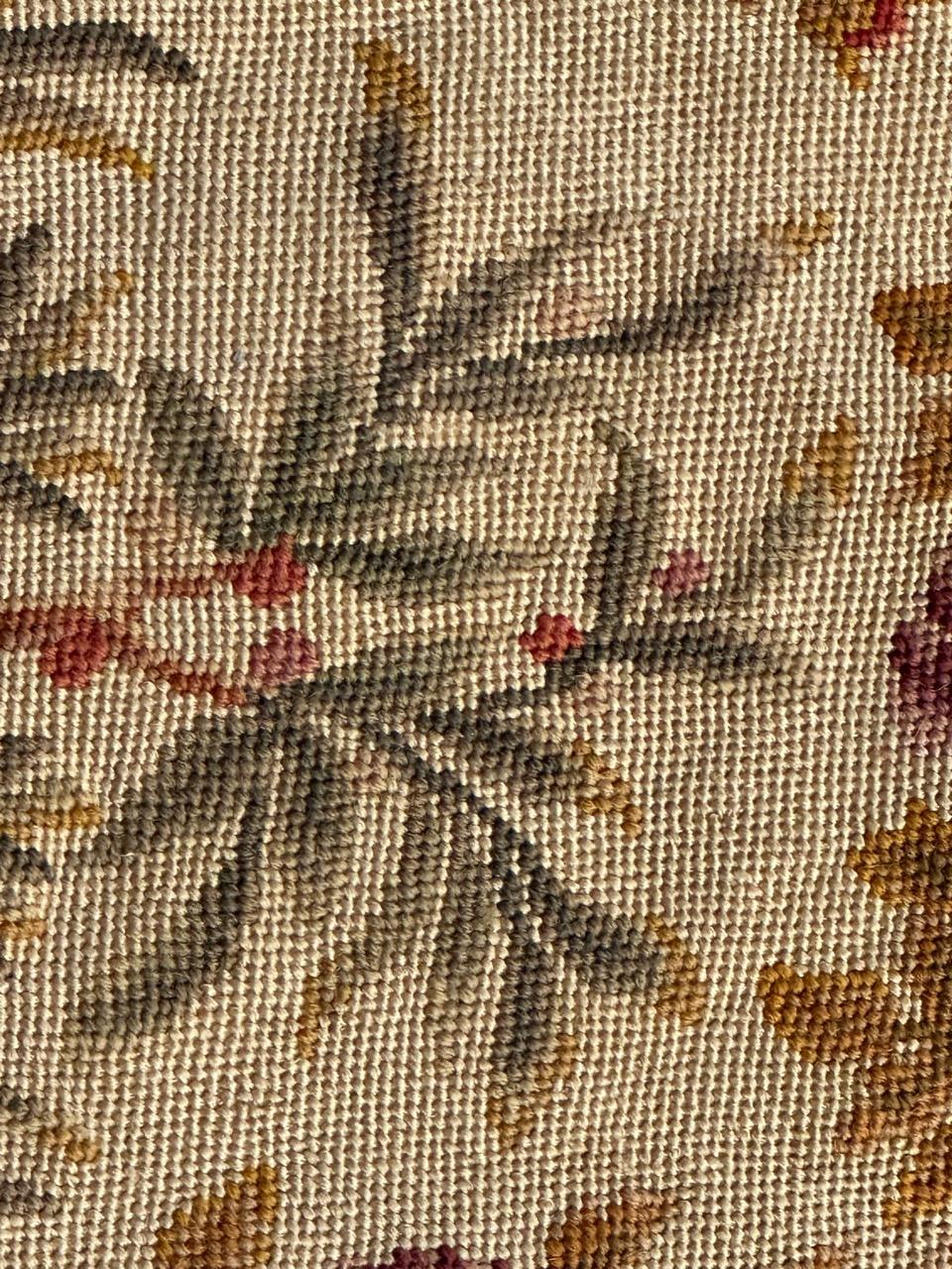 Exquisite französische Nadelspitze aus dem späten 19. Jahrhundert, die ursprünglich von einem Stuhlbezug stammt, aber auch für Kissen oder Rahmen verwendet werden kann. Dieses mit einem bezaubernden Blumendesign aus der Zeit Napoleons III.