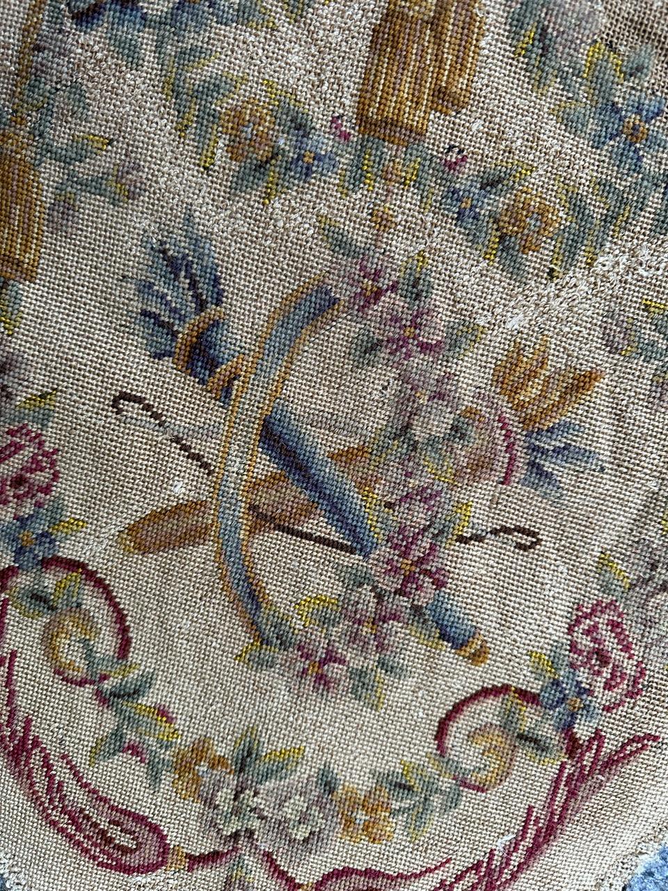 Exquisite französische Nadelspitze aus dem späten 19. Jahrhundert, die ursprünglich von einem Stuhlbezug stammt, aber auch für Kissen oder Rahmen verwendet werden kann. Dieses mit einem bezaubernden Blumendesign aus der Zeit Napoleons III.