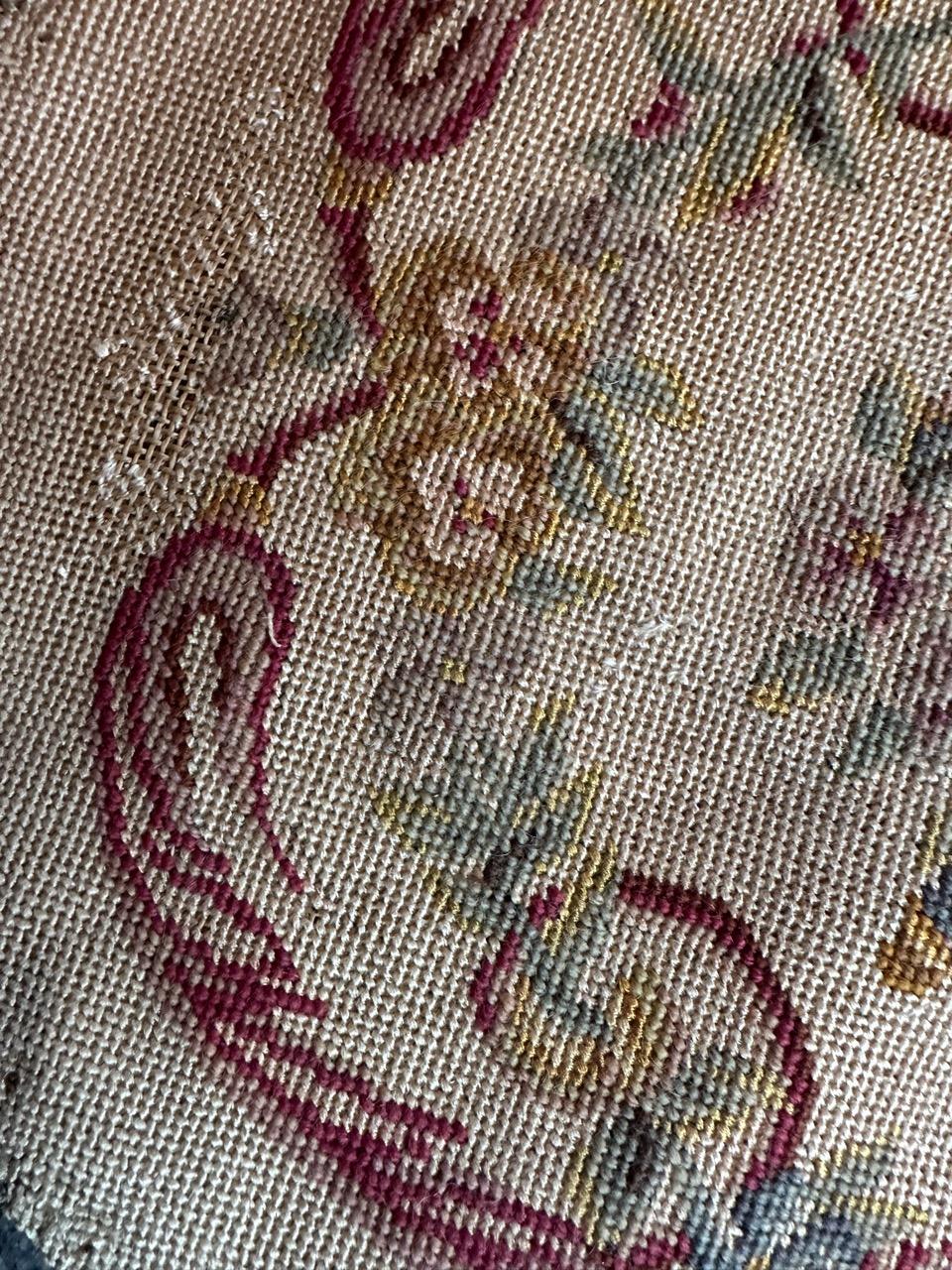 Bobyrug's hübscher antiker französischer Nadelspitze-Stuhlbezug Wandteppich  (Gobelinstrickerei) im Angebot