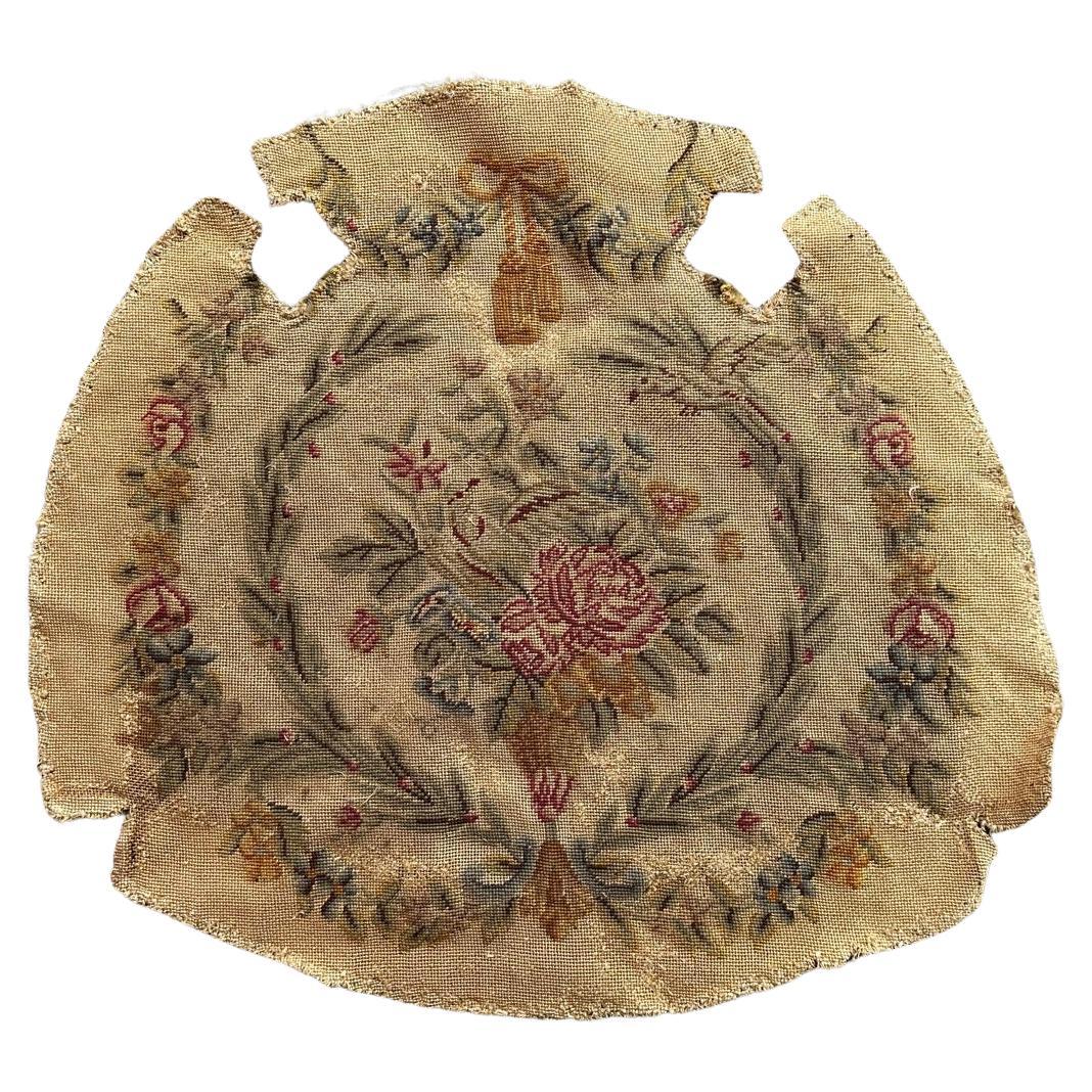 Bonito tapiz antiguo francés de punto de aguja para cubrir sillas de Bobyrug