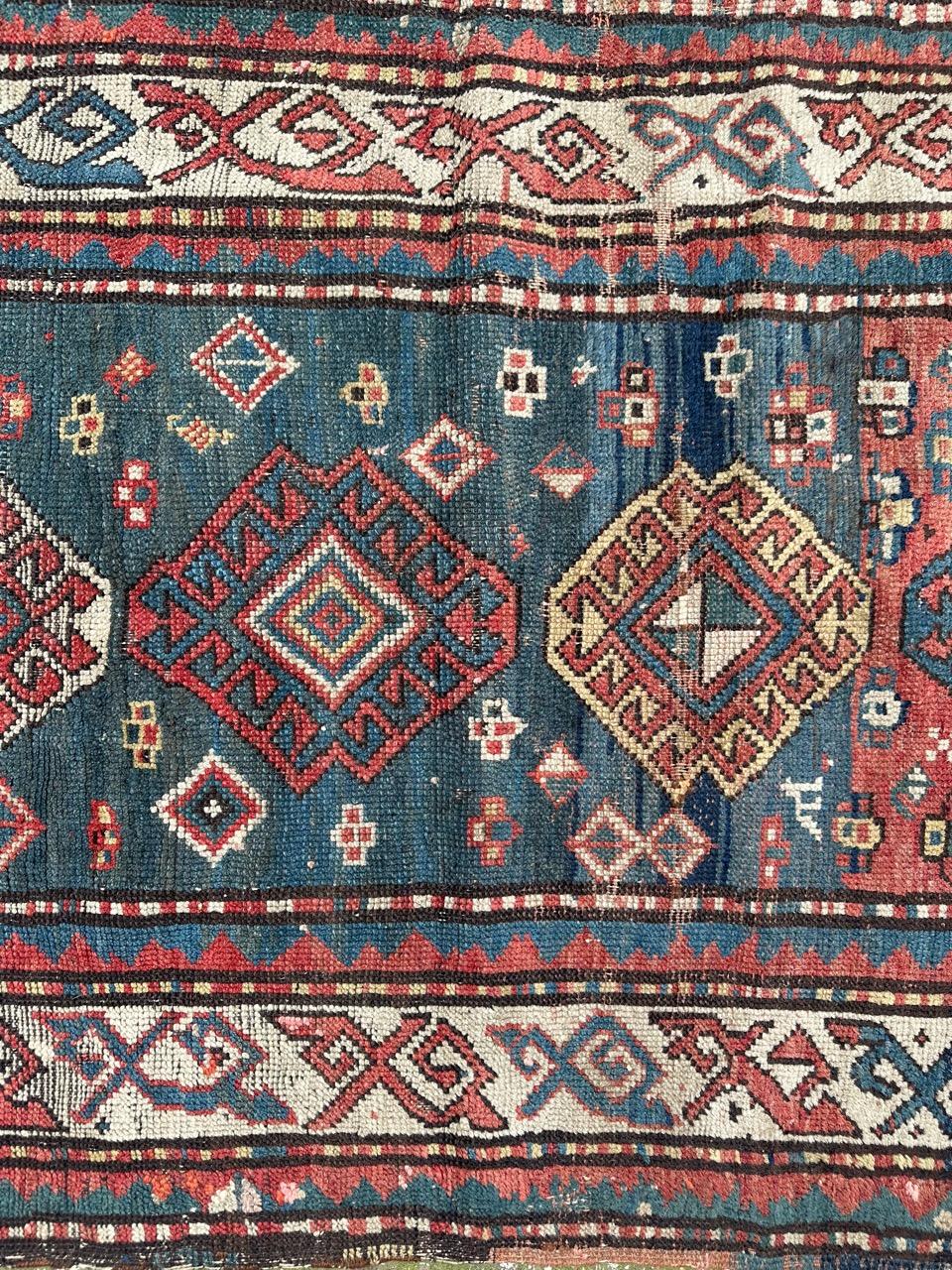 Hübscher kaukasischer Kazak-Teppich aus dem späten 19. Jahrhundert mit schönem geometrischem und Tribal-Muster und schönen Naturfarben in Rot, Grün, Gelb und Blau, komplett handgeknüpft mit Wolle auf Wollfond, einige Verluste und