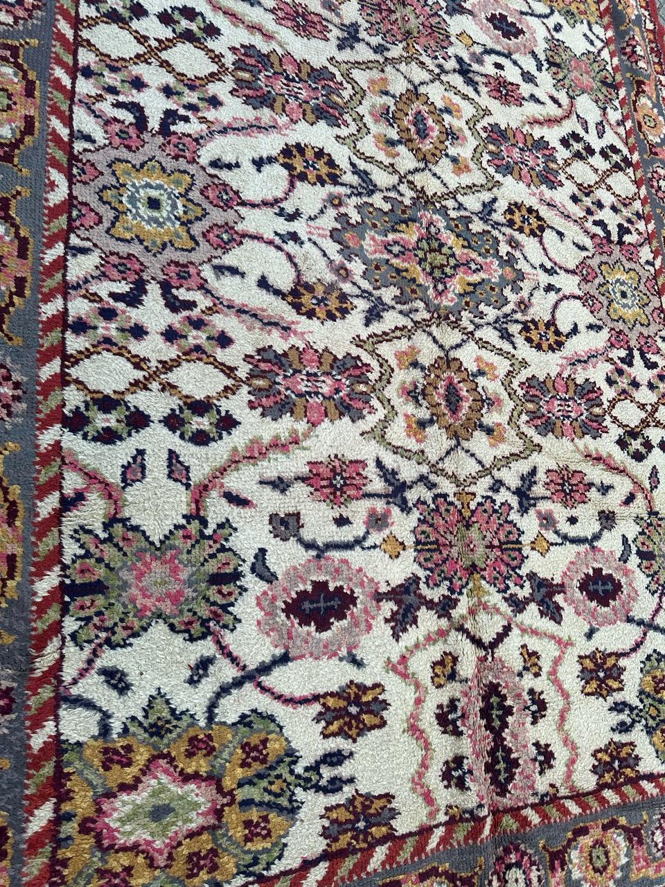 Very beautiful large early 20th century Spanish rug with a beautiful all over design with palmettes and in the style of the antique oushak rugs, with beautiful colours with a white background and pink, yellow, green, red and grey, entirely hand