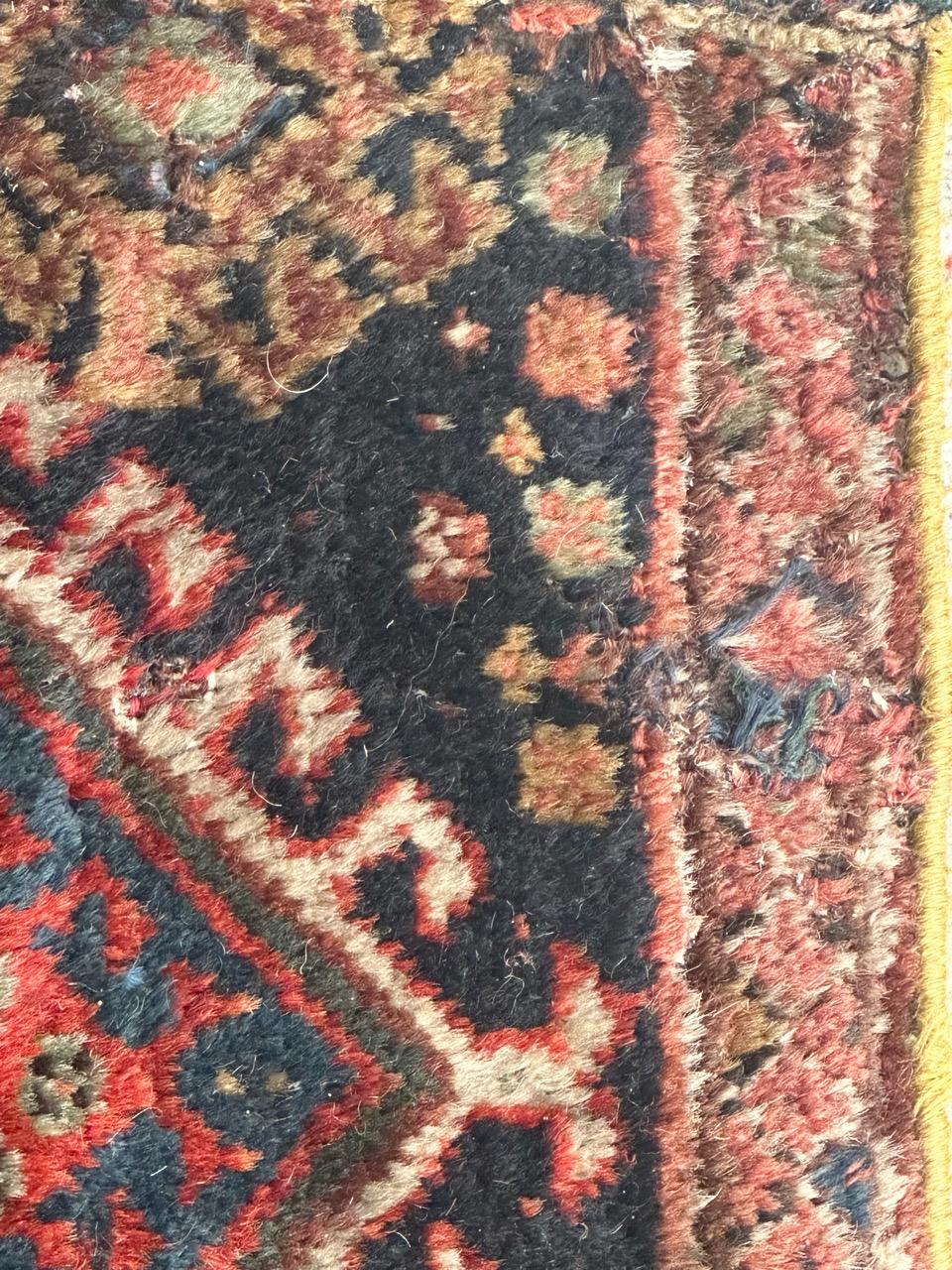 Tribal joli petit tapis antique en fragments de qashqai en vente