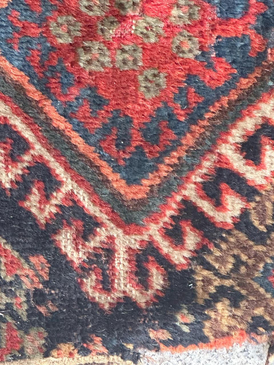 Noué à la main joli petit tapis antique en fragments de qashqai en vente