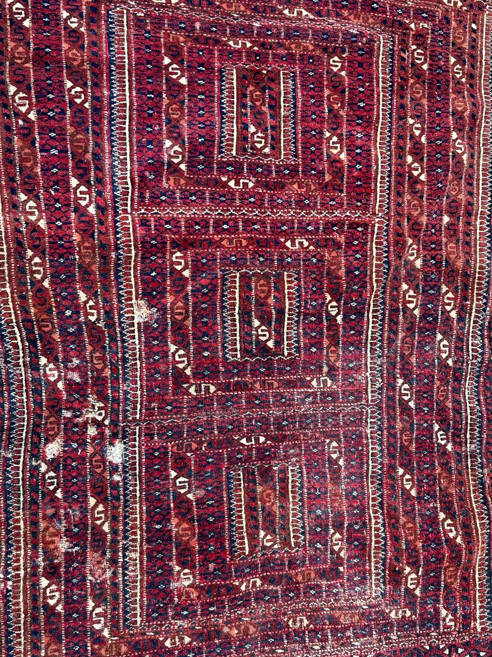 Très beau tapis turkmène ancien avec de beaux motifs tribaux géométriques et stylisés et de belles couleurs naturelles, avec quelques usures et petits dommages, entièrement et finement noué à la main avec de la laine sur une base de laine.