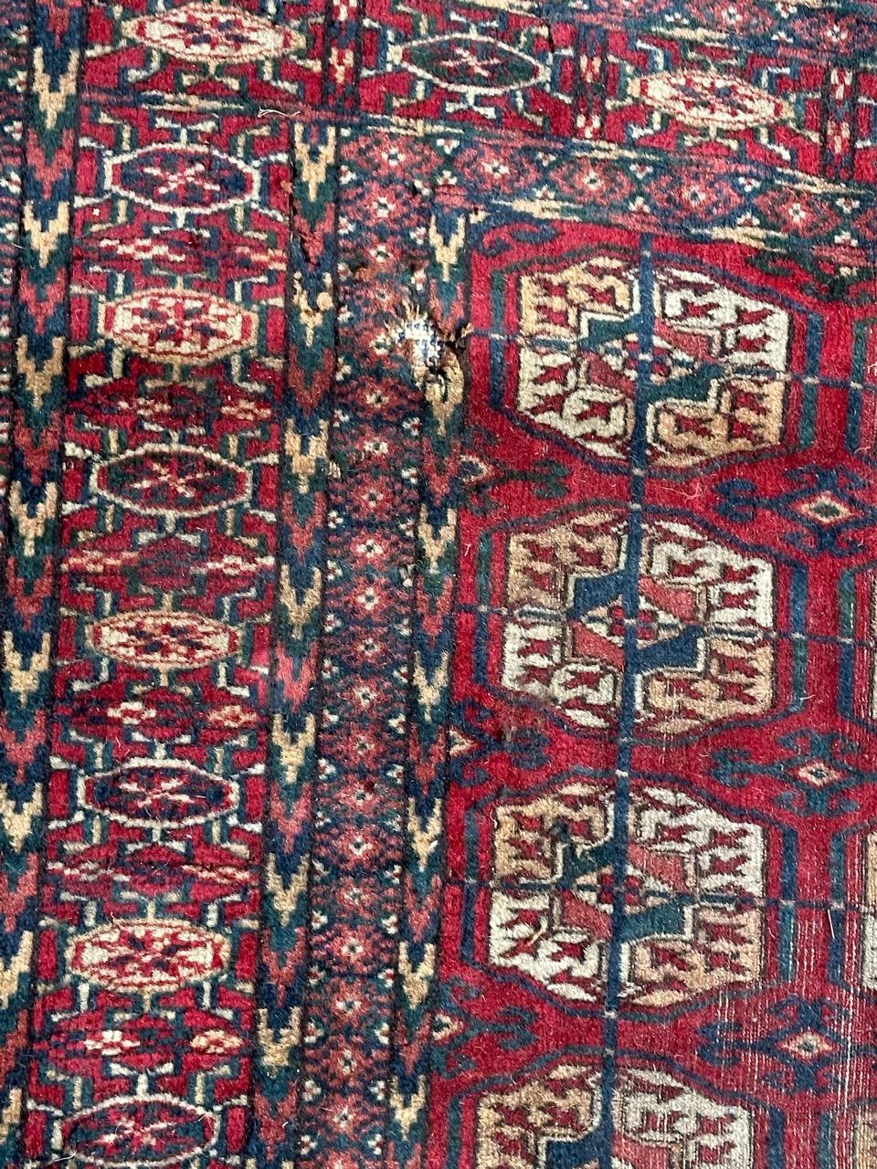 Bonita alfombra antigua de Bokhara deteriorada de Bobyrug Kazajo en venta