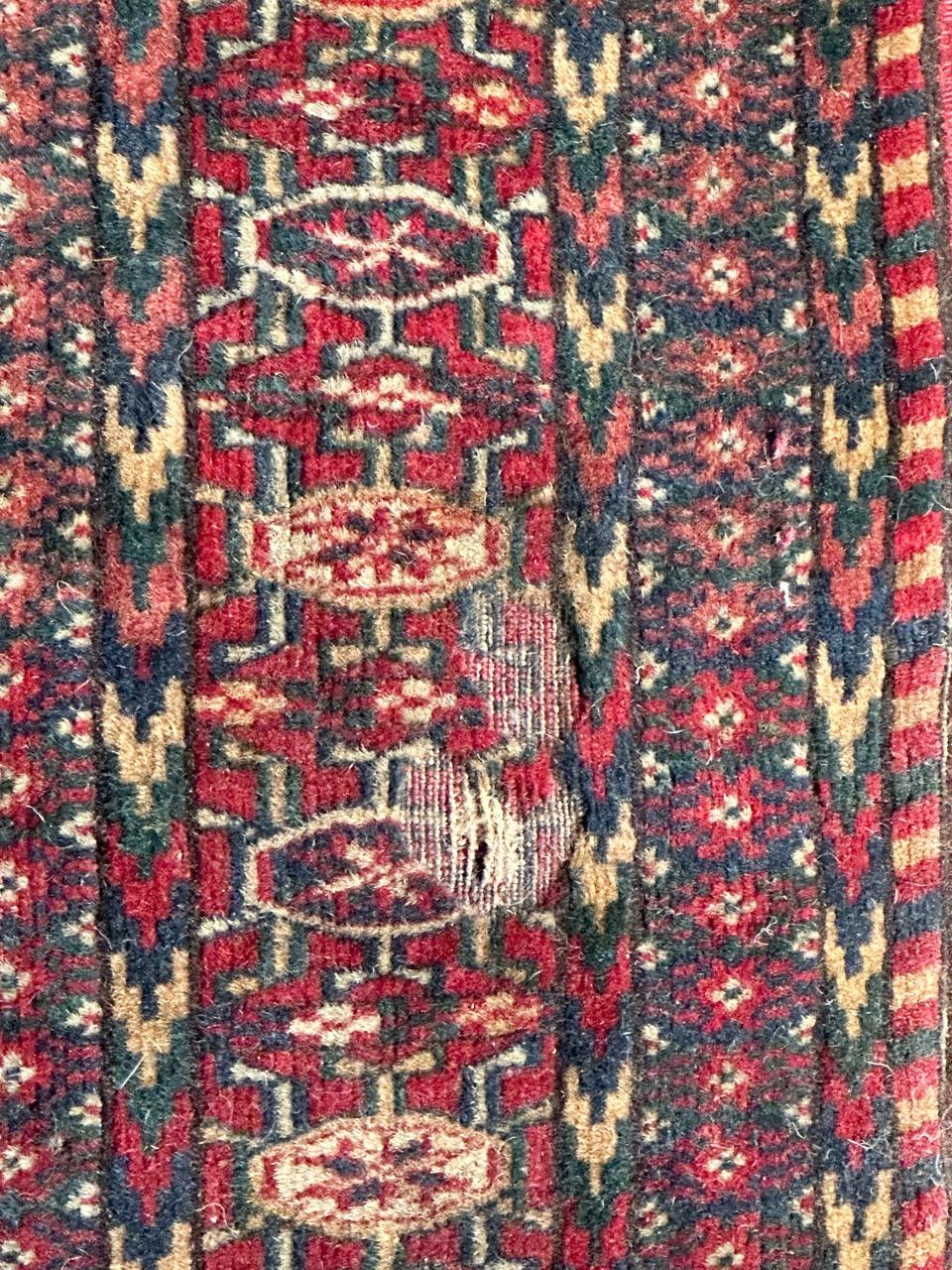 Bobyrugs hübscher antiker Bokhara-Teppich in Notlage  (20. Jahrhundert) im Angebot