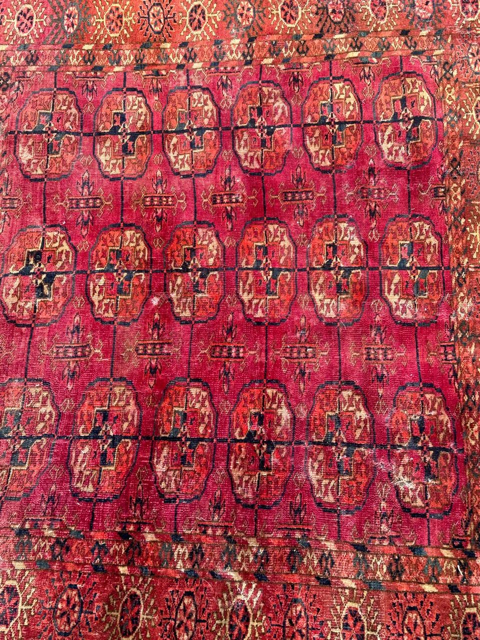 Magnifique tapis turkmène Tekke de la fin du 19e siècle avec un beau motif de Bokhara  et de belles couleurs naturelles, en état de détresse, usures, quelques dommages et pertes dans les bords. Entièrement et finement noué à la main avec de la laine