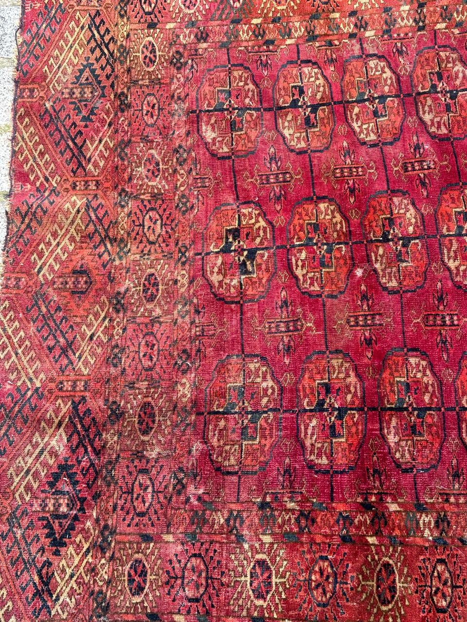 Tribal Le joli tapis antique Tekke Bokhara de Bobyrug, qui a subi des dégradations  en vente