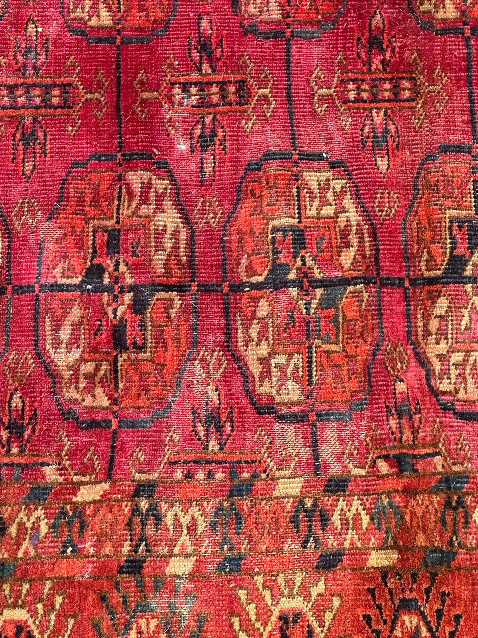 Bobyrugs hübscher antiker Tekke-Bokhara-Teppich in Notlage  im Zustand „Starke Gebrauchsspuren“ im Angebot in Saint Ouen, FR