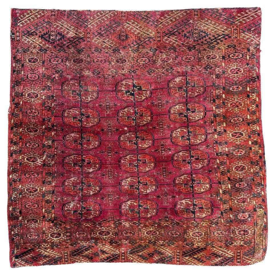 Le joli tapis antique Tekke Bokhara de Bobyrug, qui a subi des dégradations  en vente