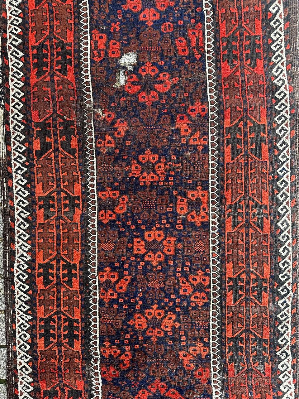 Schöner antiker turkmenischer Belutsch-Teppich aus Afghanistan, mit schönem Stammes- und geometrischem Muster und schönen natürlichen Farben in Marineblau, Orange, Braun, Dunkelbraun und Weiß, komplett handgeknüpft mit Wolle auf