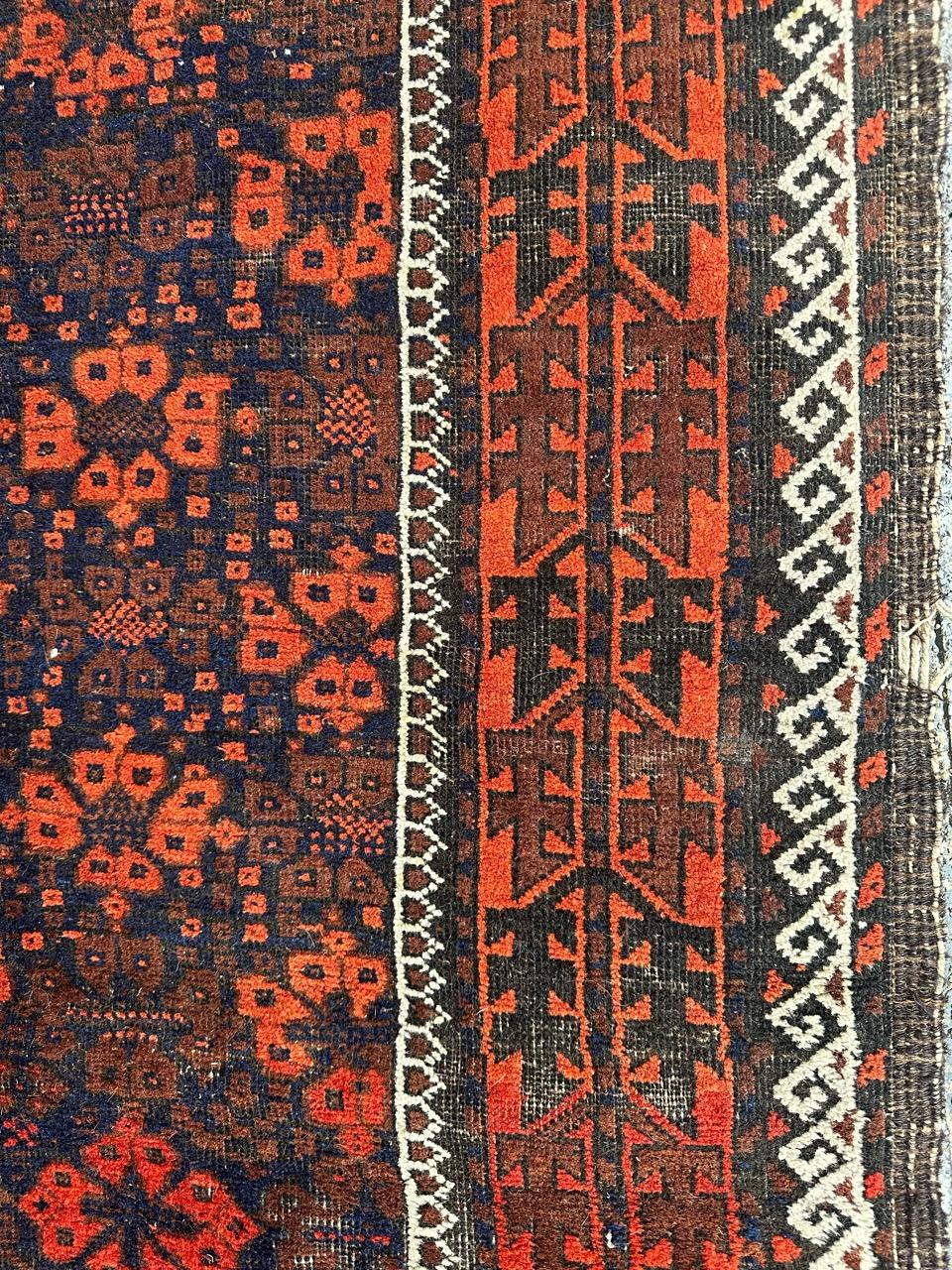 Bobyrug’s pretty distressed antique Turkmen Baluch rug  In Fair Condition For Sale In Saint Ouen, FR