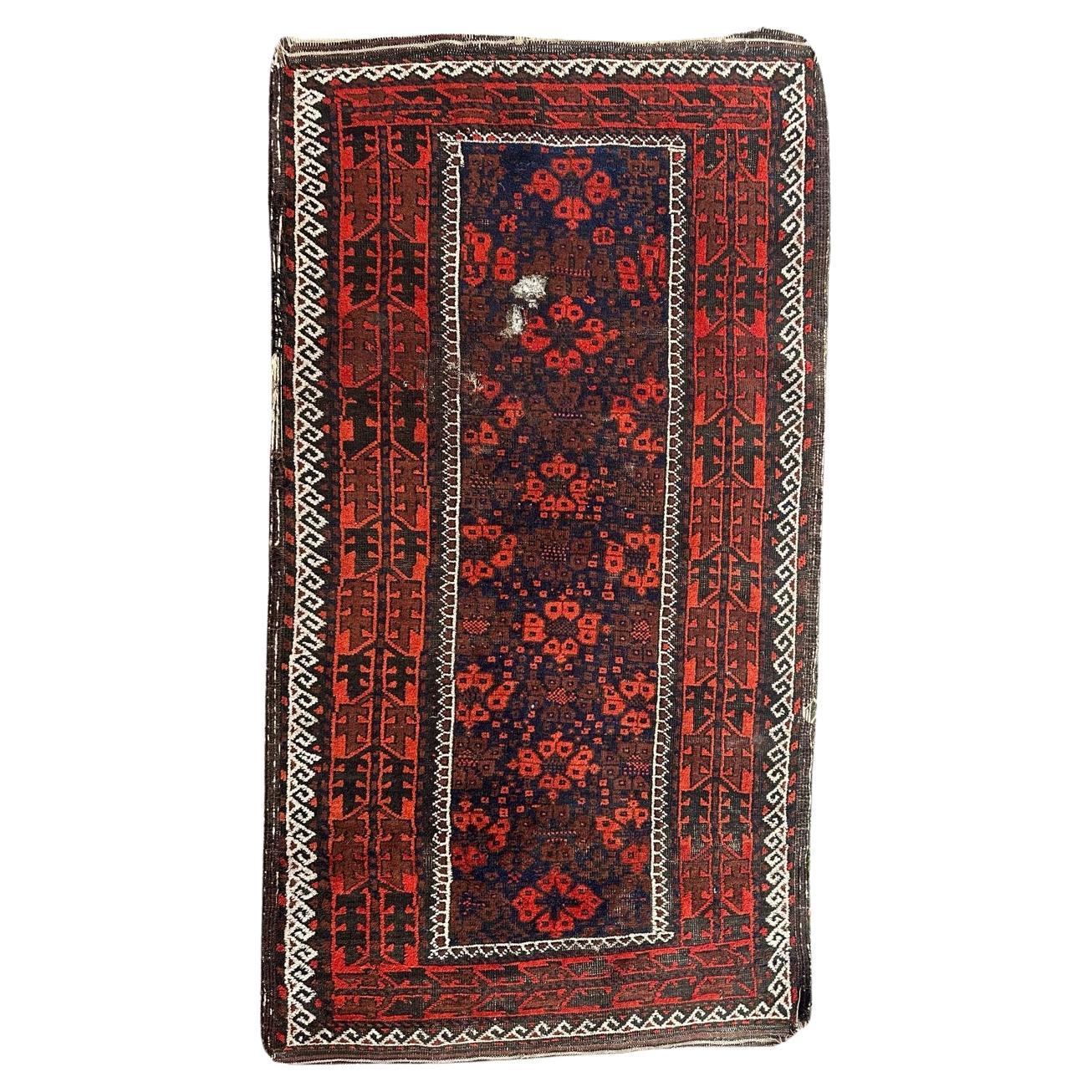 Le joli tapis antique turkmène Baluch de Bobyrug, qui a subi des dégradations 