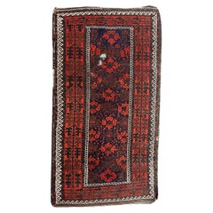 Le joli tapis antique turkmène Baluch de Bobyrug, qui a subi des dégradations 