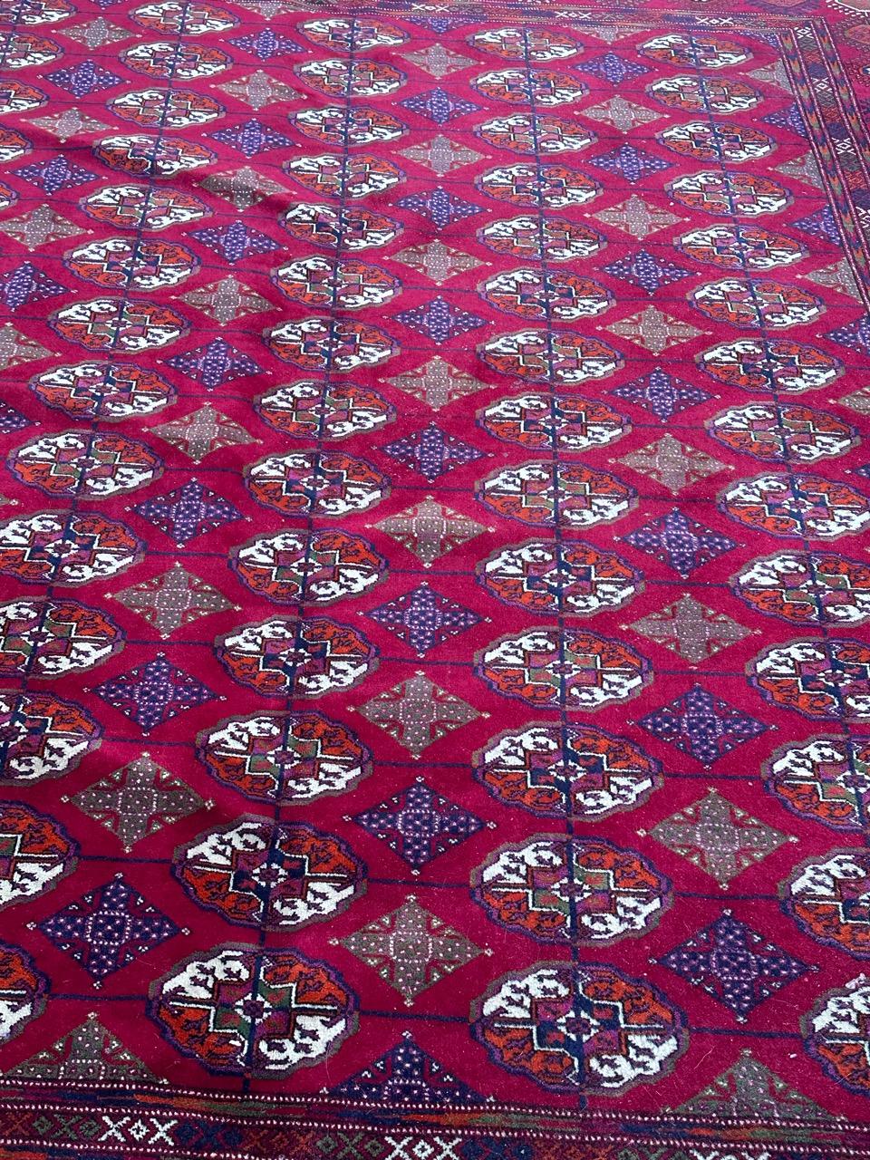 Wunderschöner großer Vintage-Bokhara-Teppich mit schönem geometrischem Muster typischer Bokhara-Teppiche und schönen Farben mit einem granatapfelroten Feld, blau, orange, grün, lila, rosa und weiß im Muster, komplett und fein handgeknüpft mit Wolle