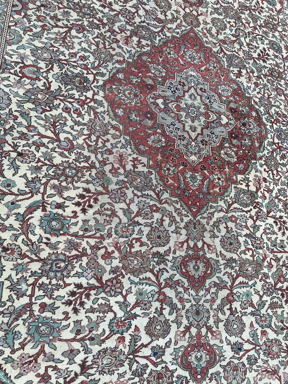 Schöner großer antiker türkischer Teppich aus der Region Kayseri, aus der Mitte des 20. Fachmännisch handgeknüpft aus Wolle auf einem Baumwollgrund, mit einem exquisiten stilisierten Blumenmuster mit einem zentralen Medaillon in zwei Teilen mit der