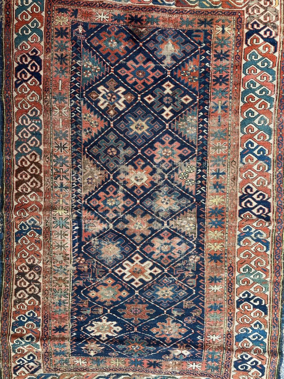 Schöner kaukasischer Schirwan-Teppich aus dem späten 19. Jahrhundert mit schönen geometrischen und stilisierten Mustern  mit schönen natürlichen Farben mit blauem Hintergrund und rot, blau und braun . Eine schöne Zierleiste umgibt das Feld.