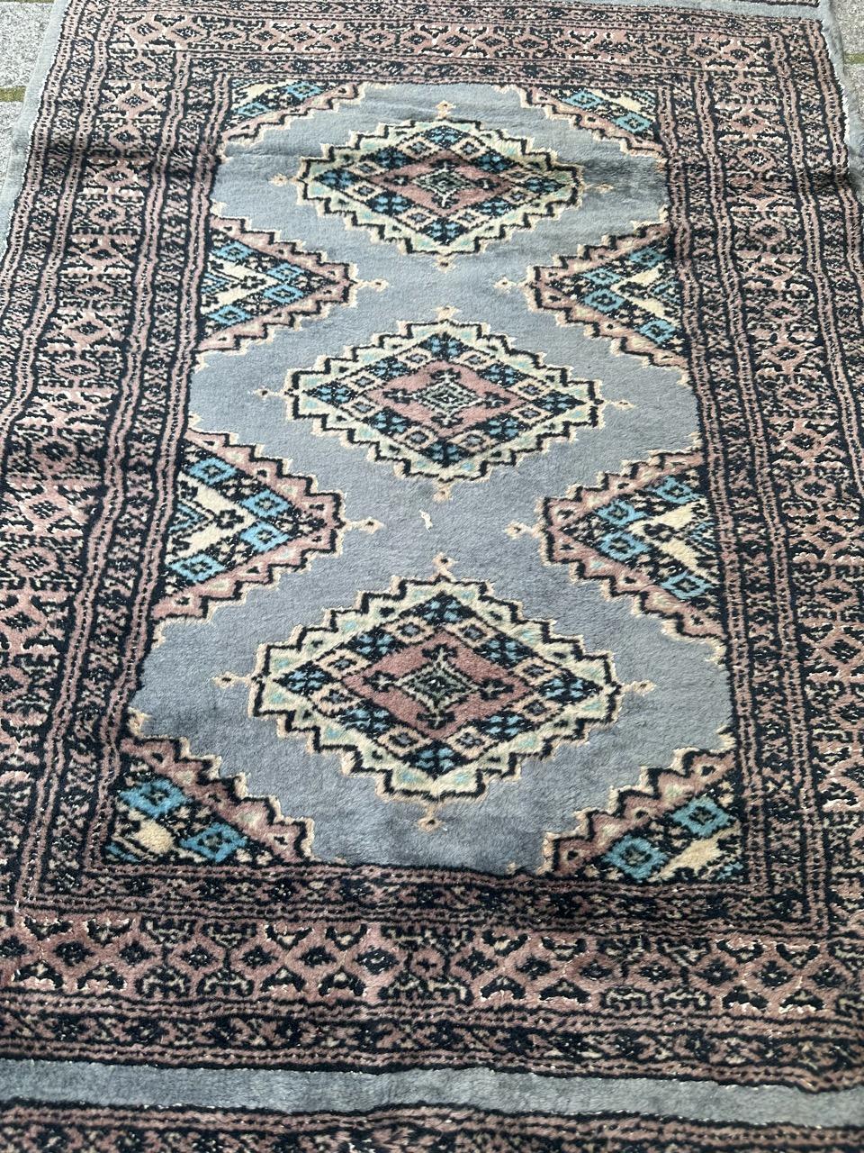 Magnifique tapis pakistanais de la fin du 20e siècle avec un design tribal turkmène et de belles couleurs avec du bleu gris, du rose, du noir et du blanc. Entièrement noué à la main avec de la laine et de la soie sur une base de