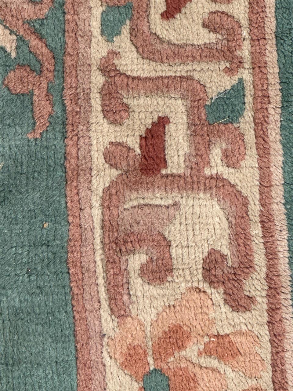 20ième siècle Le joli petit tapis art déco chinois vintage de Bobyrug  en vente