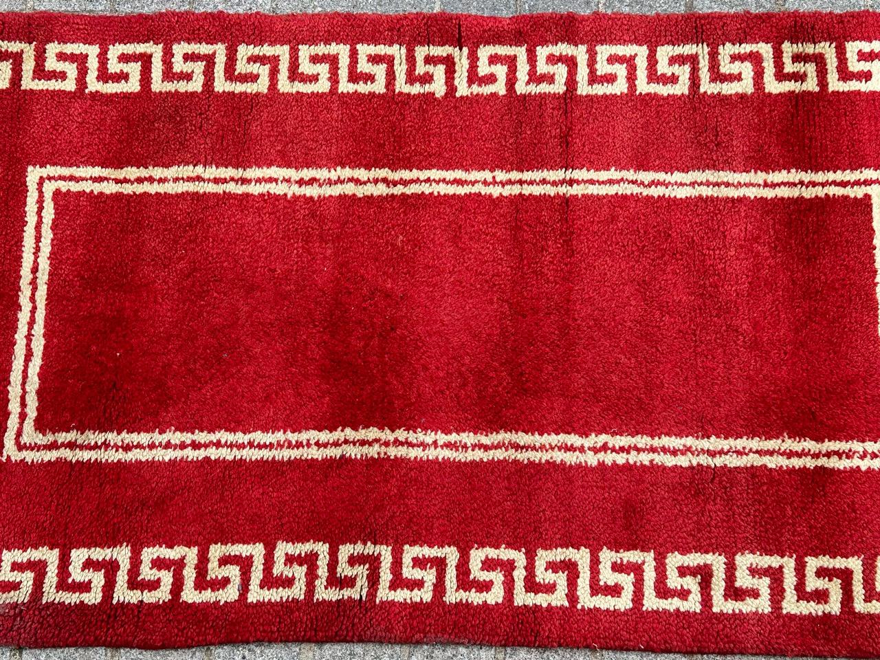 Sehr schöner französischer Teppich aus der Mitte des Jahrhunderts, wahrscheinlich von der Manufaktur Beauvais, um 1940, mit einfachem Art-Deco-Design und schönen Farben mit rotem Hintergrund und weißem Muster, komplett handgeknüpft mit Wolle auf