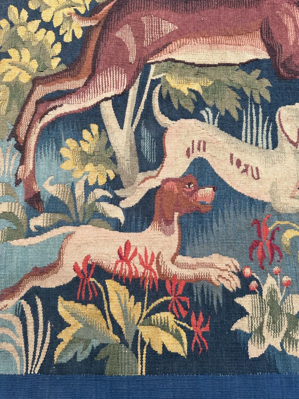 Bonito Tapiz de Aubusson francés de mediados de siglo de Bobyrug diseño medieval Francés en venta