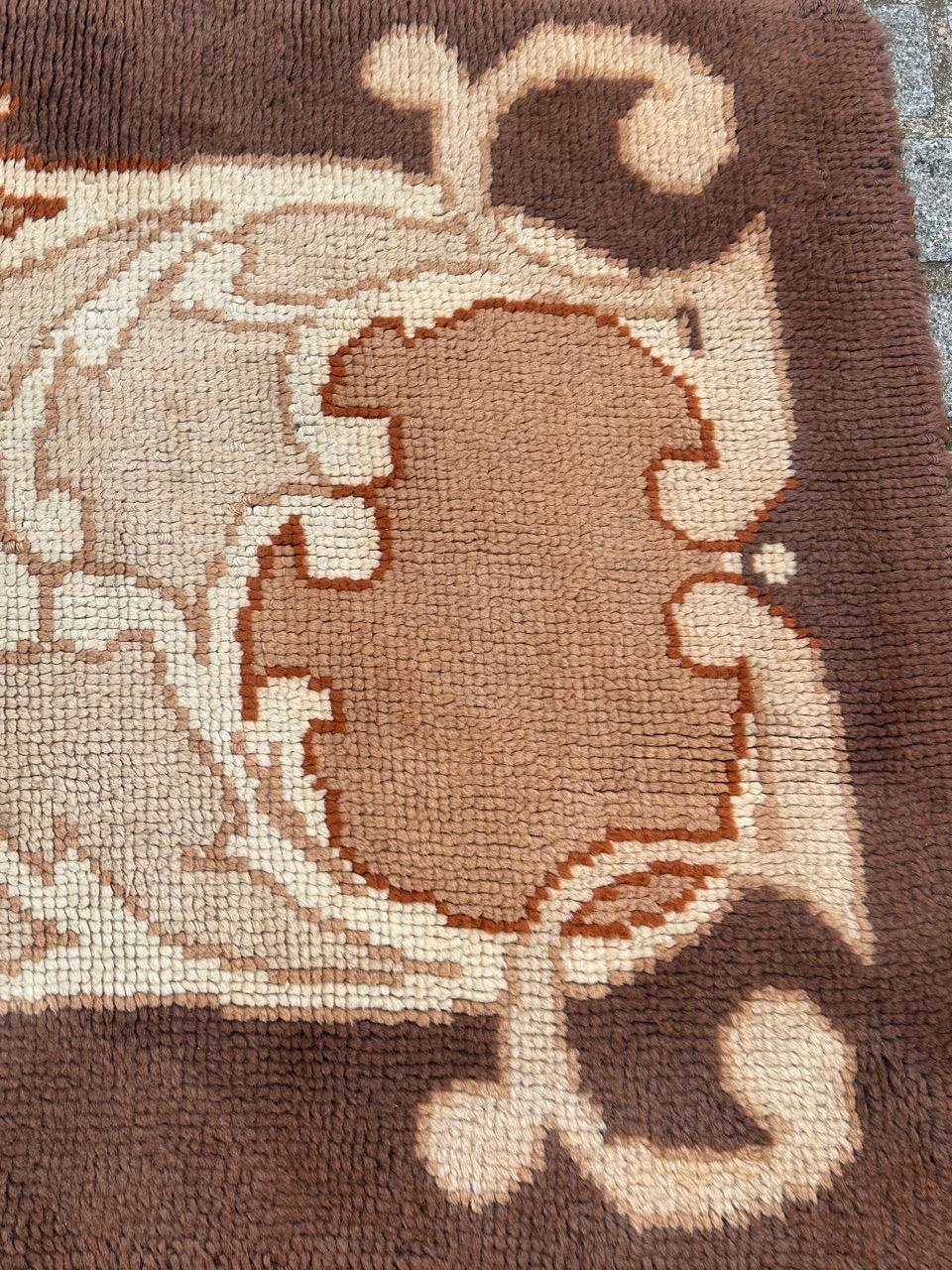 Schöner französischer Cogolin-Teppich aus der Mitte des Jahrhunderts mit schönem Jugendstil-Design und schönen Farben in Braun, Beige und Grau, komplett handgeknüpft mit Wolle auf Baumwollbasis.

✨✨✨
