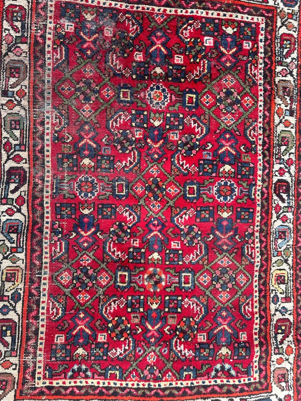 Schöner rustikaler Hamadan-Teppich aus der Mitte des 20. Jahrhunderts mit schönen geometrischen und stilisierten Mustern und schönen Farben mit rotem Hintergrund und grün, blau, gelb, rosa, lila, braun und weiß, komplett handgeknüpft mit Wolle auf