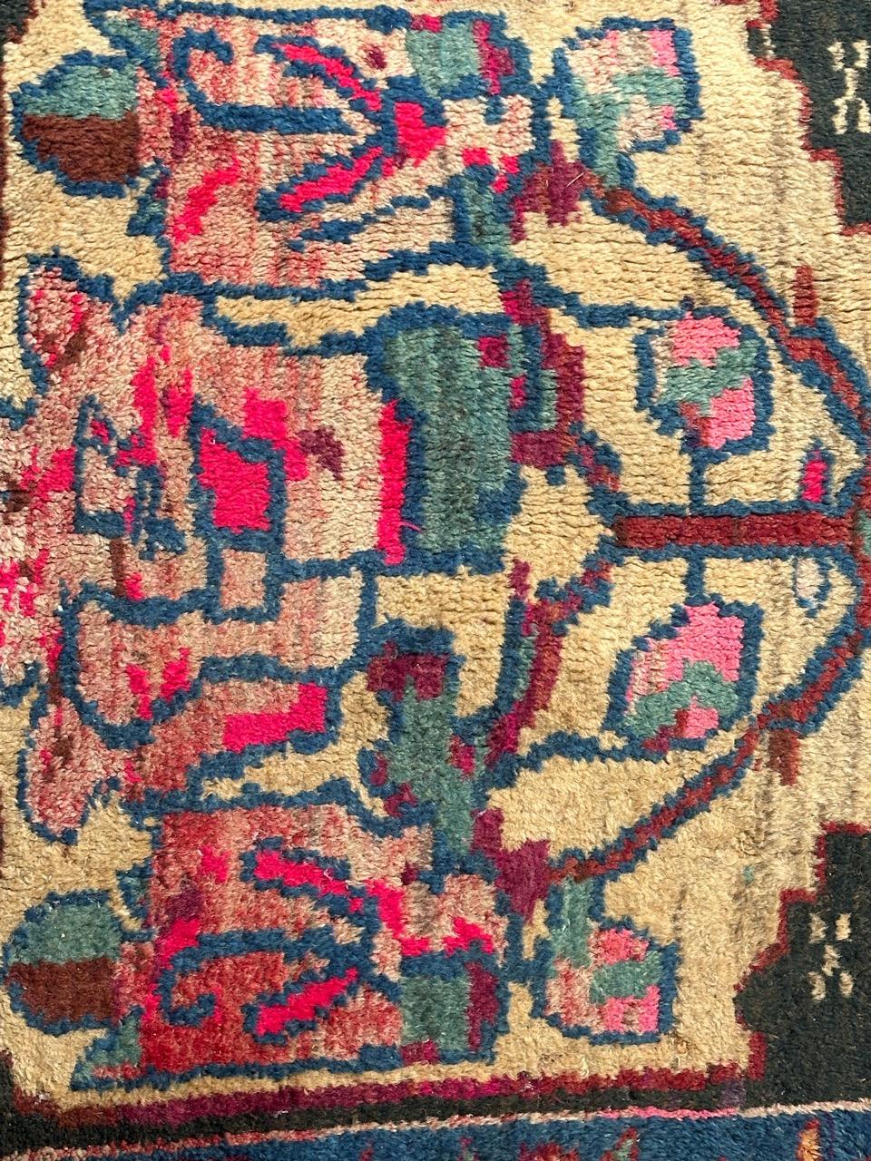 Joli tapis tribal vintage avec un joli design floral stylisé et de belles couleurs avec du jaune, du vert, du bleu, du rose et du rouge, entièrement noué à la main avec de la laine sur une base en coton.

✨✨✨
