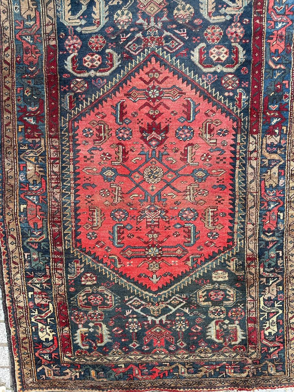 Nice mid century Hamadan rug with beautiful geometrical design and nice colours with orange, blue and grey, entirely hand knotted with wool on cotton foundation. Some wears due to age and use.

✨✨✨
