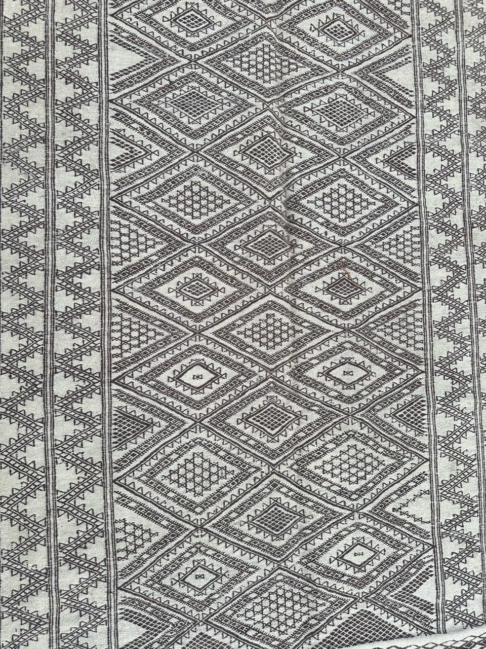 Schöne Mitte des Jahrhunderts Stammes marokkanischen Kilim mit schönen geometrischen und Stammes-Muster und schöne Farben mit einem beige und braun, komplett von Hand gewebt mit Wolle auf Baumwolle Grundlage.
Kann an einem Ende beschädigt werden und