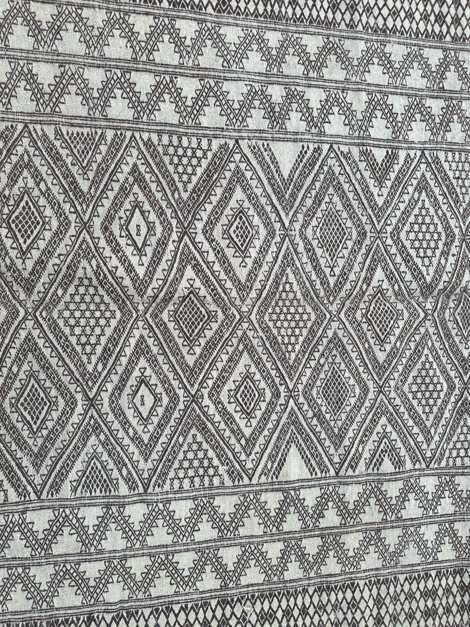 Bobyrugs hübscher marokkanischer Stammes-Kilim aus der Mitte des Jahrhunderts  (Wolle) im Angebot