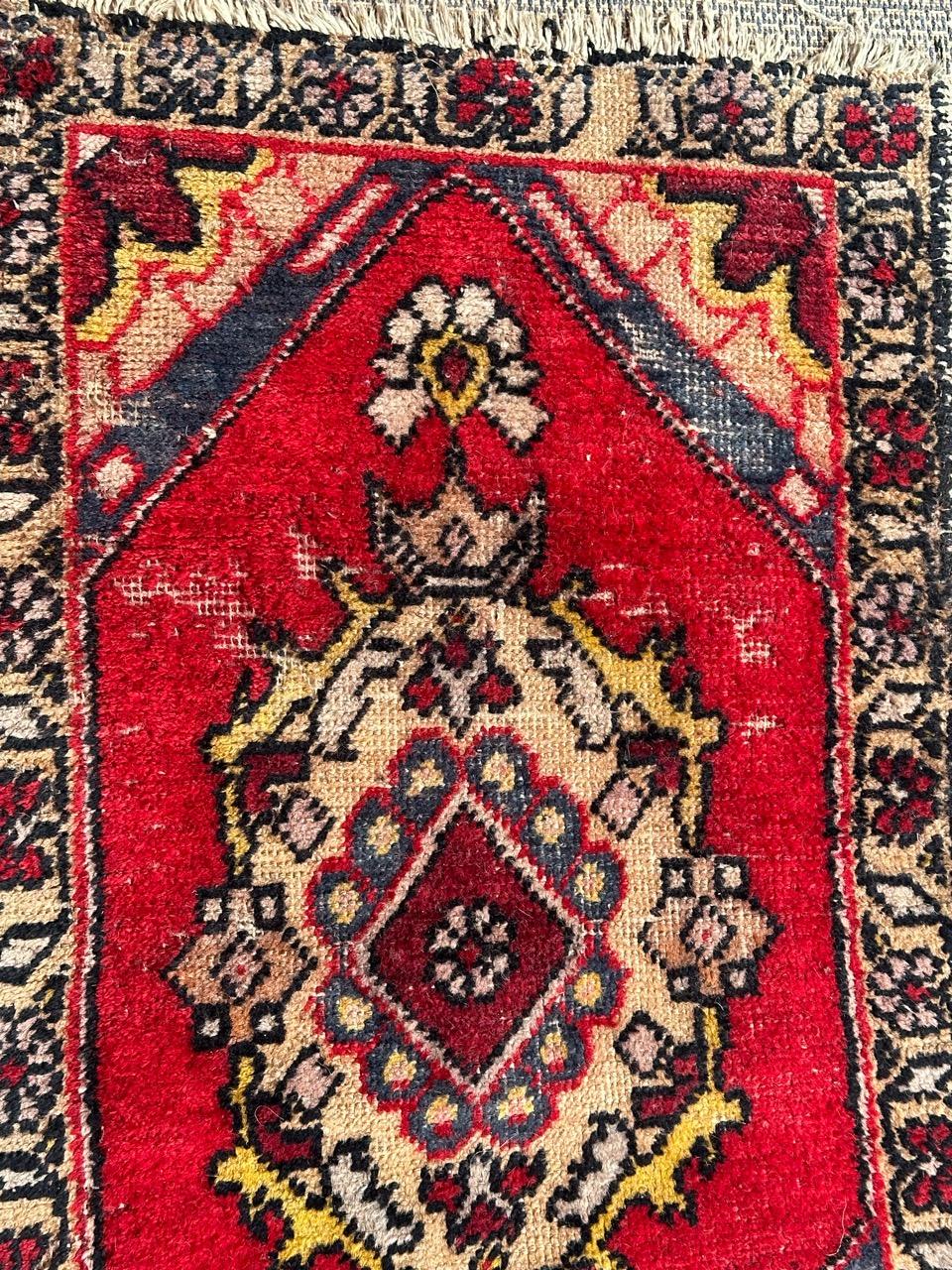 Bobyrugs hübscher türkischer Teppich aus der Mitte des Jahrhunderts  (Oushak) im Angebot