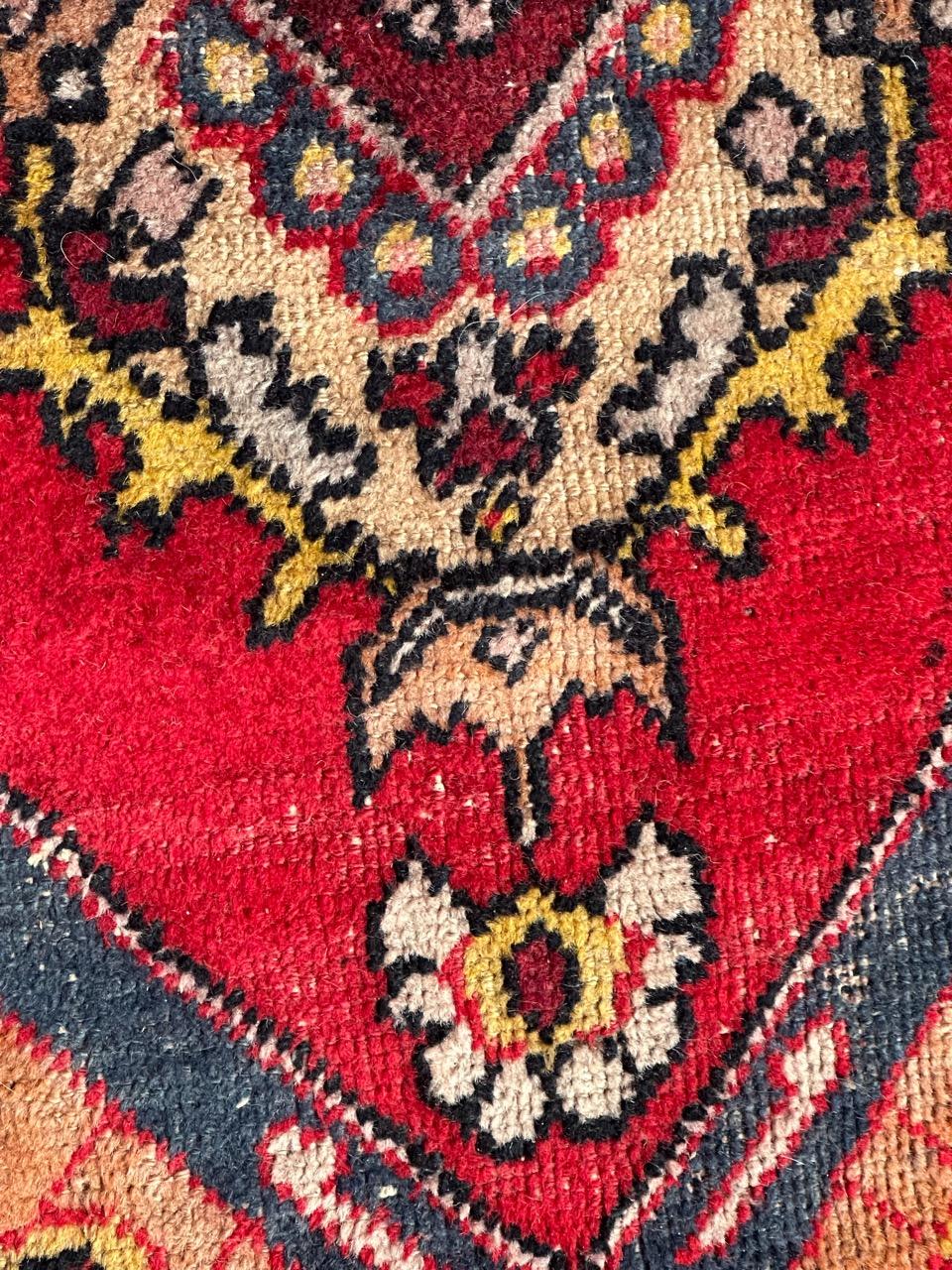 Bobyrugs hübscher türkischer Teppich aus der Mitte des Jahrhunderts  im Zustand „Starke Gebrauchsspuren“ im Angebot in Saint Ouen, FR