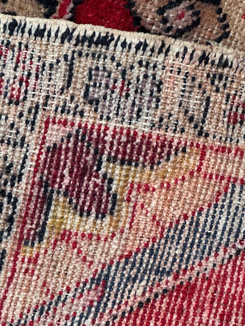 Bobyrugs hübscher türkischer Teppich aus der Mitte des Jahrhunderts  (Wolle) im Angebot