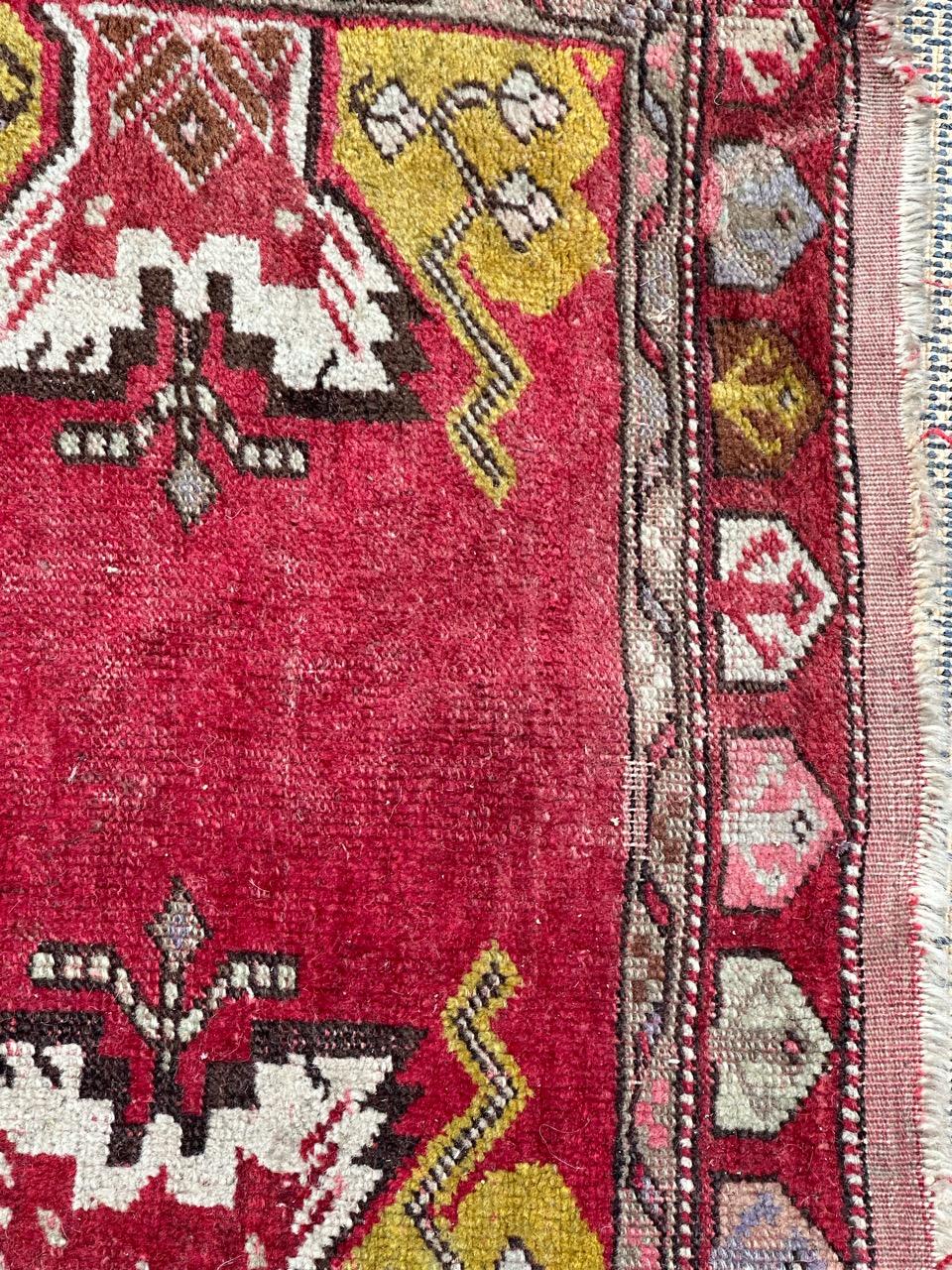 Schöner türkischer Yastik-Teppich aus der Mitte des Jahrhunderts mit schönem geometrischem Muster und schönen Farben, komplett handgeknüpft mit Wolle auf Wollbasis 

✨✨✨
