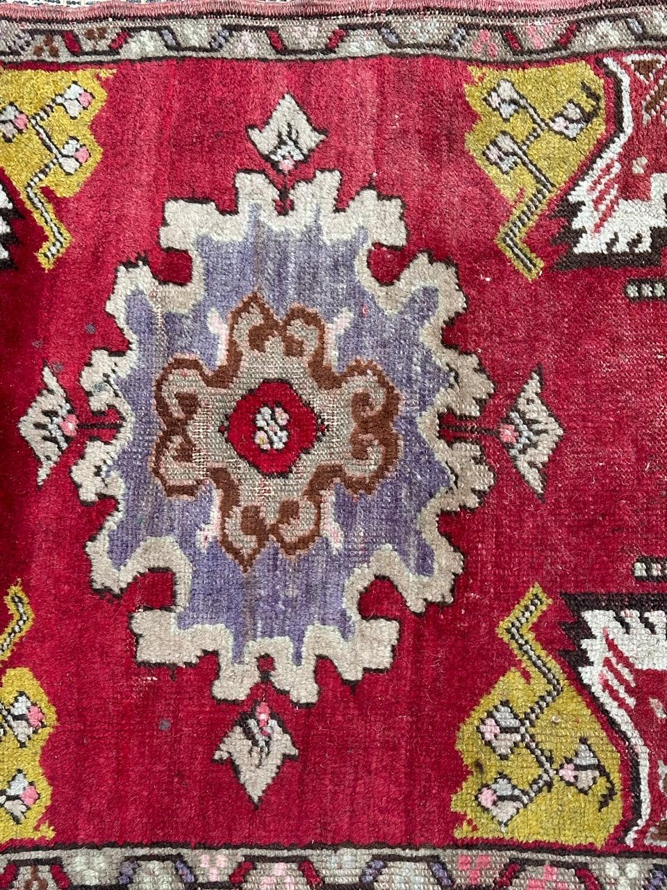 Bobyrugs hübscher türkischer Yastik-Teppich aus der Mitte des Jahrhunderts (Oushak) im Angebot