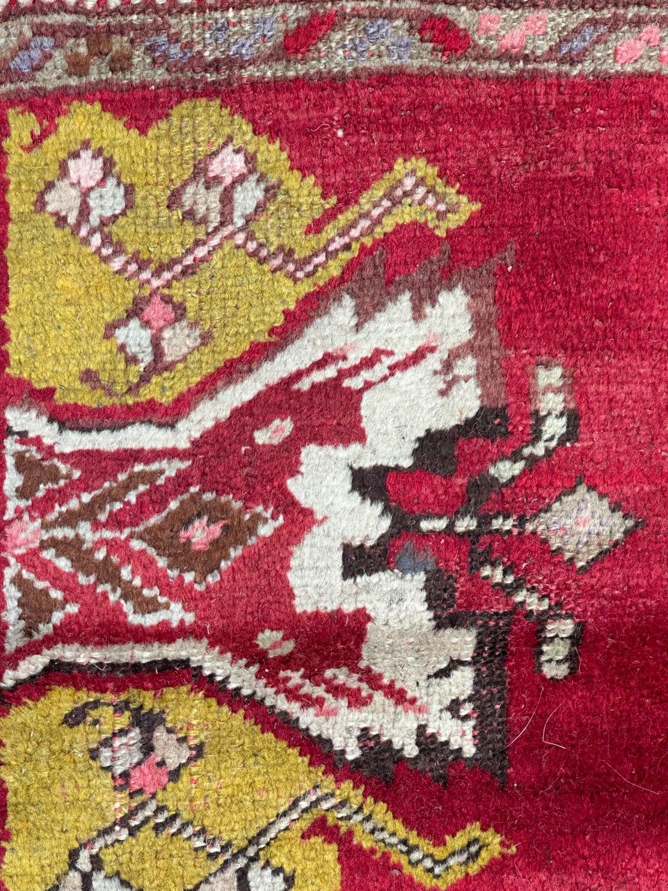 Bobyrugs hübscher türkischer Yastik-Teppich aus der Mitte des Jahrhunderts (Türkisch) im Angebot