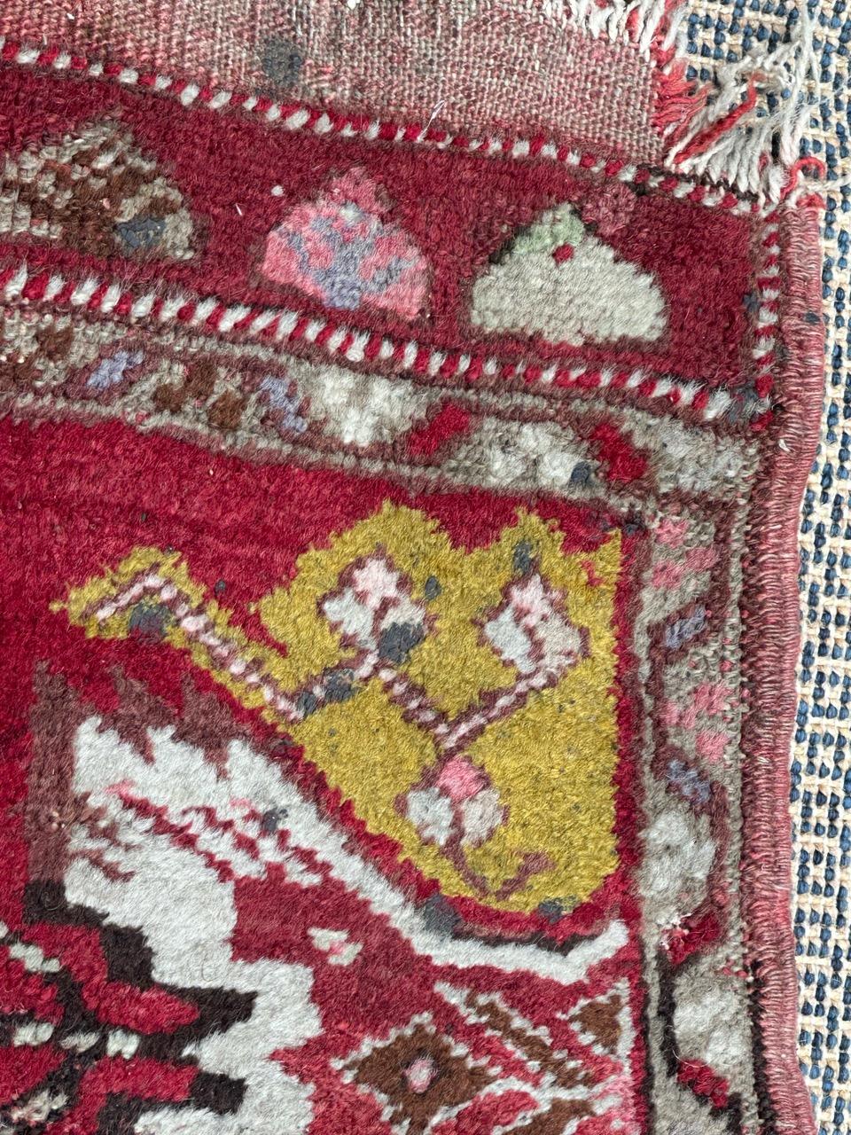 Bobyrugs hübscher türkischer Yastik-Teppich aus der Mitte des Jahrhunderts (20. Jahrhundert) im Angebot