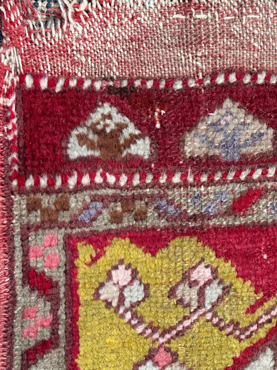 Bobyrugs hübscher türkischer Yastik-Teppich aus der Mitte des Jahrhunderts (Wolle) im Angebot