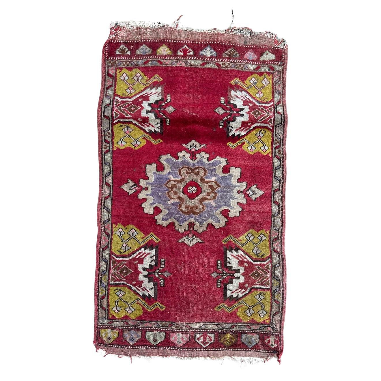 Bobyrugs hübscher türkischer Yastik-Teppich aus der Mitte des Jahrhunderts im Angebot