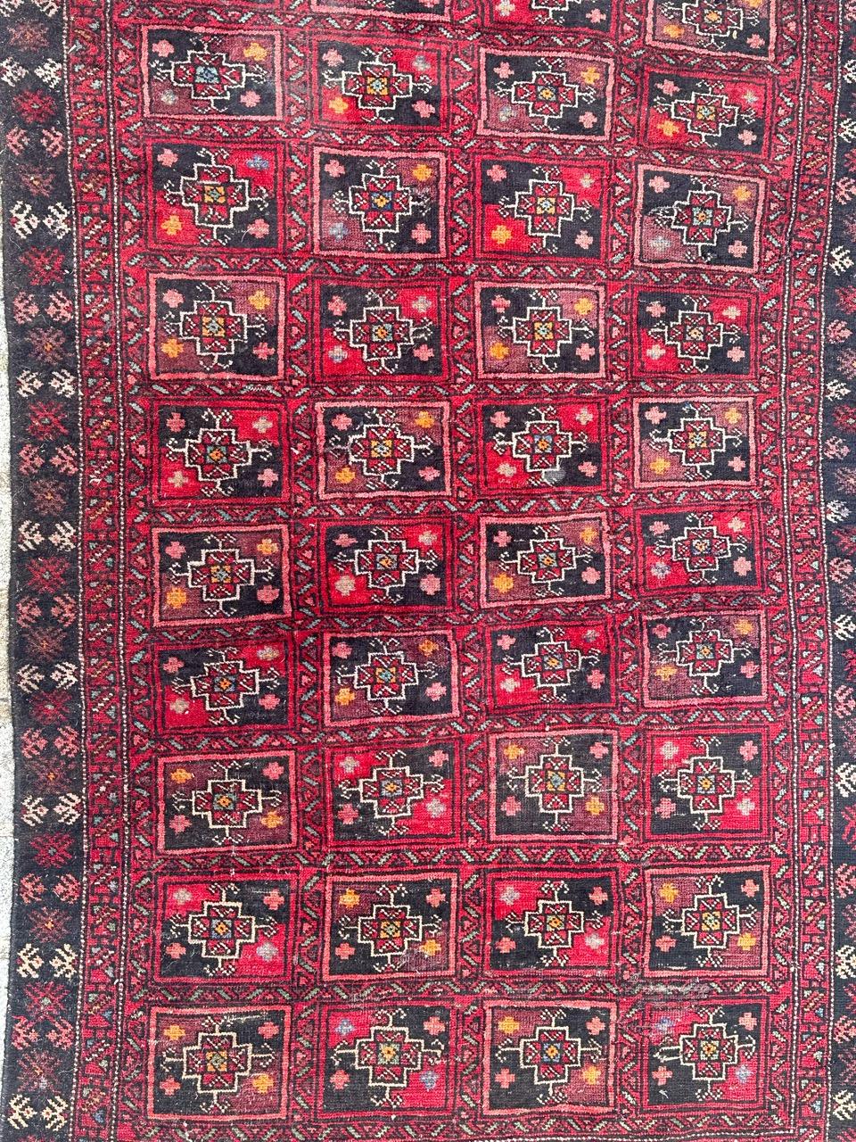 Joli tapis turkmène Baluch du milieu du siècle avec de beaux motifs tribaux et géométriques et de belles couleurs avec du rouge, du violet, de l'orange, du jaune, du rose, du bleu ciel, du bleu foncé et du blanc, entièrement noué à la main avec de