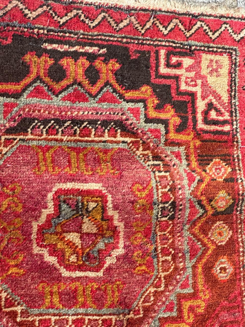 Bobyrugs hübscher kleiner Aserbaidschan-Teppich aus der Mitte des Jahrhunderts  im Angebot 3