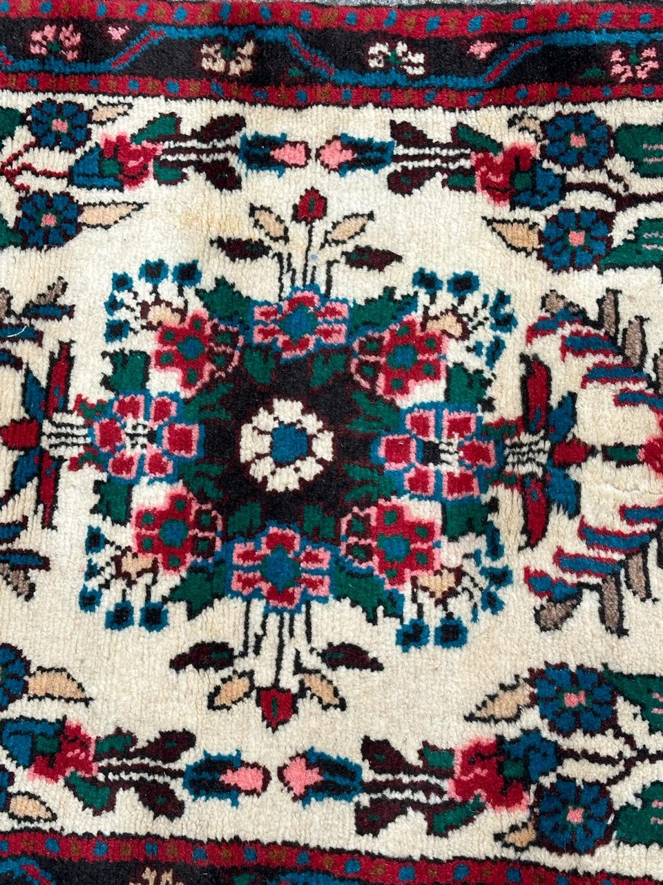 Schöner Hamadan-Teppich aus der Mitte des Jahrhunderts mit schönem Blumenmuster und schönen Farben mit weißem Hintergrund, rot, rosa, blau, grün, gelb und schwarz, komplett handgeknüpft mit Wolle auf Baumwollbasis 

✨✨✨
