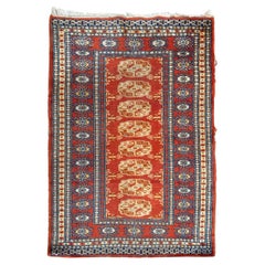 Joli petit tapis pakistanais vintage de Bobyrug, design Bokhara 