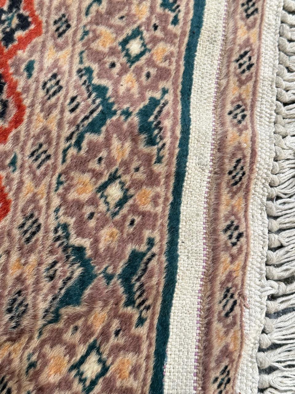 Joli petit tapis pakistanais vintage avec un joli design géométrique dans le style des tapis turkmènes, et de belles couleurs avec un champ orange, rose, vert, blanc et noir, entièrement et finement noué à la main avec de la laine sur une base de