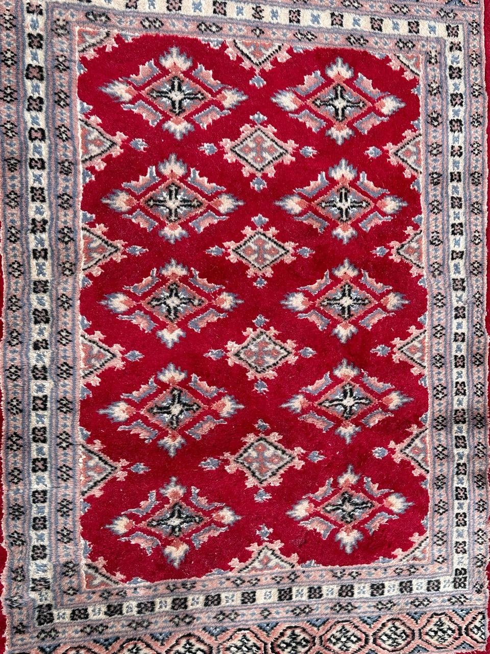 Hübscher kleiner pakistanischer Vintage-Teppich mit schönem geometrischem Muster im Stil turkmenischer Teppiche und schönen Farben mit rotem Feld, rosa, himmelblau, weiß und schwarz, vollständig und fein handgeknüpft mit Wolle auf