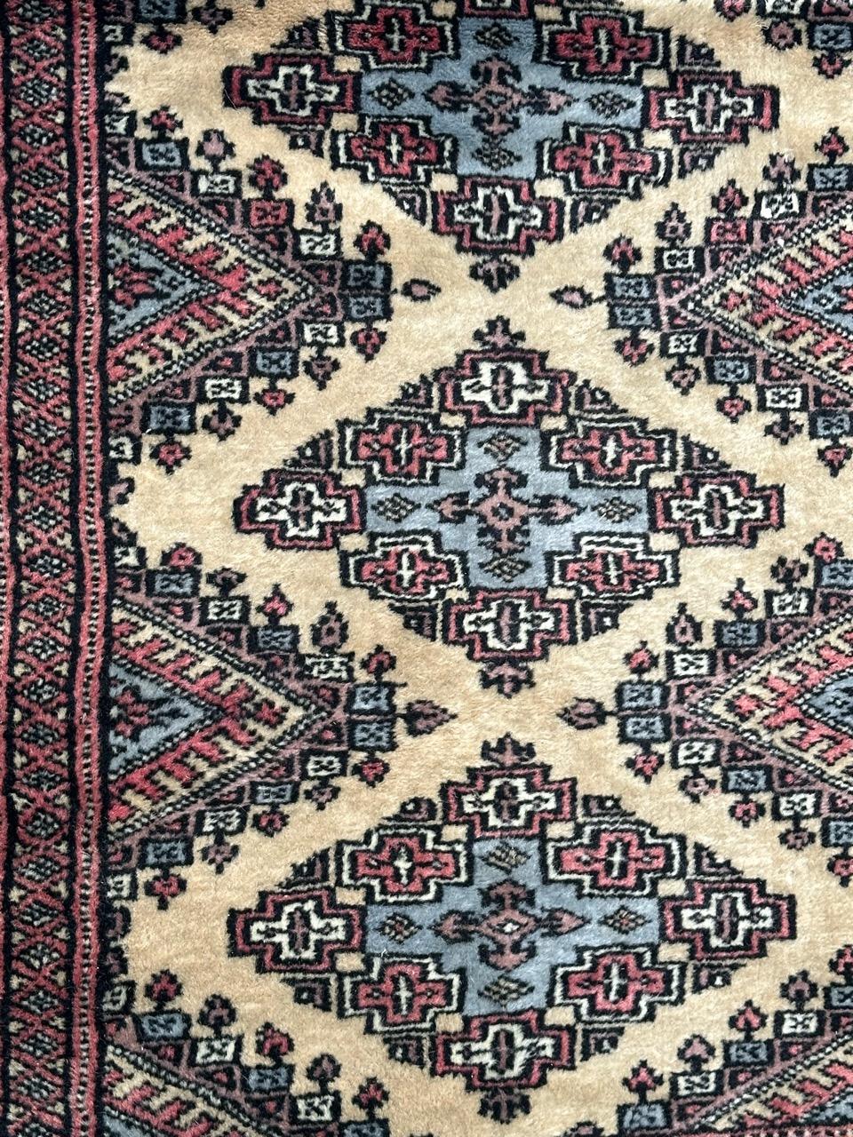 Grazioso piccolo tappeto pakistano vintage con un bel disegno geometrico nello stile dei tappeti turkmeni, e bellissimi colori con campo beige, rosa, blu, bianco e nero, interamente e finemente annodato a mano con lana su base di cotone.

✨✨✨
